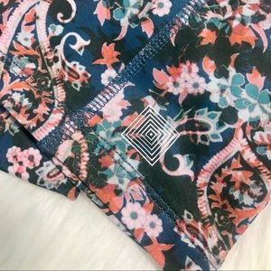 ‼️LULAROE JADE workout Capri Leggings Small‼️